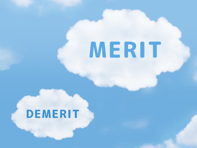 雲で出来ているメリット、デメリットの文字